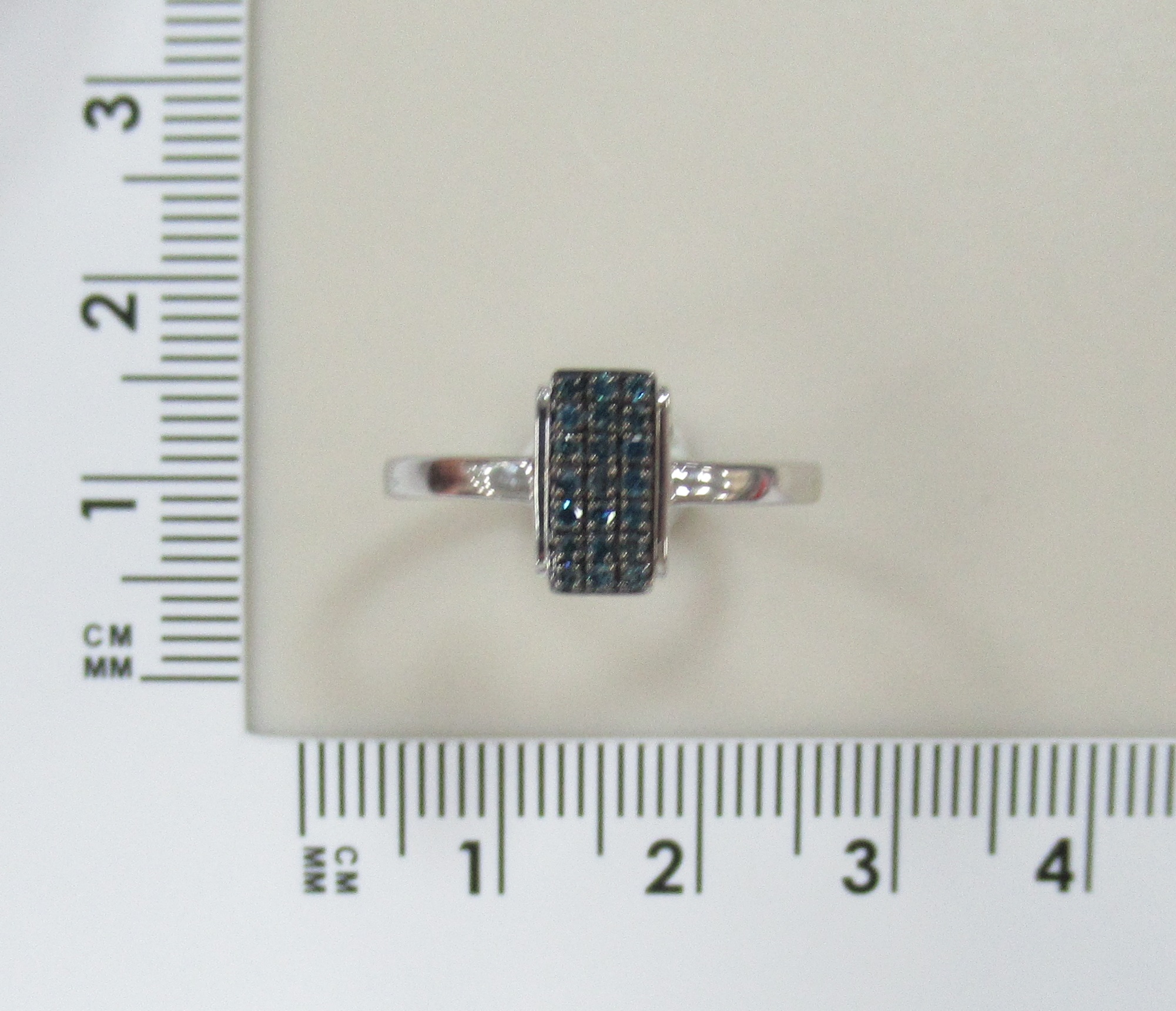 Серебряное кольцо с голубыми бриллиантами